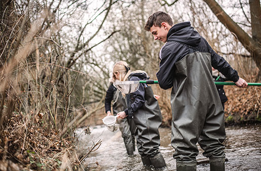 Praxisnahe Fliegewsserforschung an der Erft